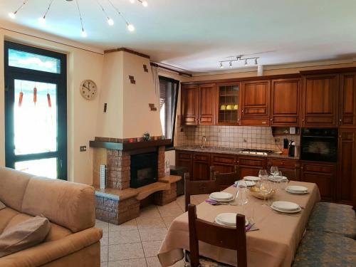 uma sala de estar com uma mesa e um sofá e uma cozinha em Casa Luciana ad un passo dalle Mura di Lucca parcheggio gratuito privato! em Lucca