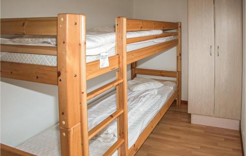 HemmetにあるNice Home In Tarm With 4 Bedrooms, Sauna And Wifiの二段ベッド2組が備わる客室です。