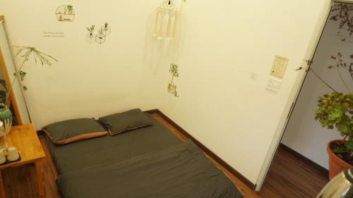 a small room with a bed in the corner at Hoshi DaLat House in Da Lat