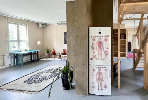 een kamer met een koelkast in het midden bij House Of Alchemy in Nummistenkylä