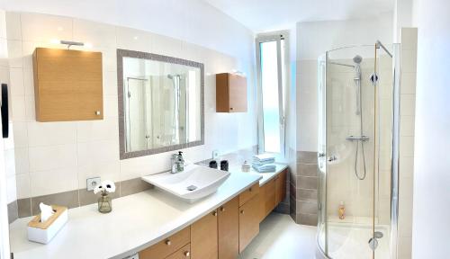 une salle de bain blanche avec un lavabo et une douche dans l'établissement Top emplacement centre Cannes, à Cannes