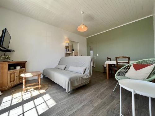 une chambre avec un lit, un canapé et une table dans l'établissement Appartement rénové 3 ch, parking, proche plage – Saint-Pierre-d’Oléron - FR-1-246A-269, à Saint-Pierre-dʼOléron