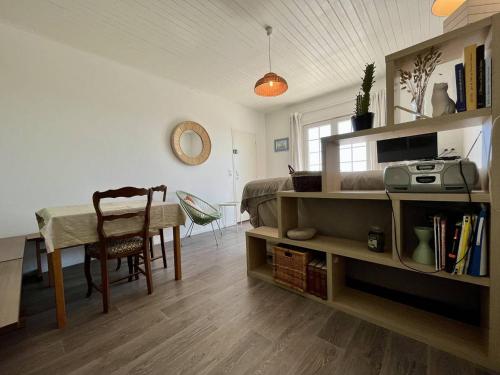 - une chambre avec un bureau, un lit et une table dans l'établissement Appartement rénové 3 ch, parking, proche plage – Saint-Pierre-d’Oléron - FR-1-246A-269, à Saint-Pierre-dʼOléron