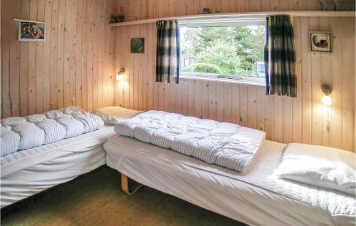 Bjerregårdにある3 Bedroom Lovely Home In Hvide Sandeの窓付きの部屋 ベッド2台