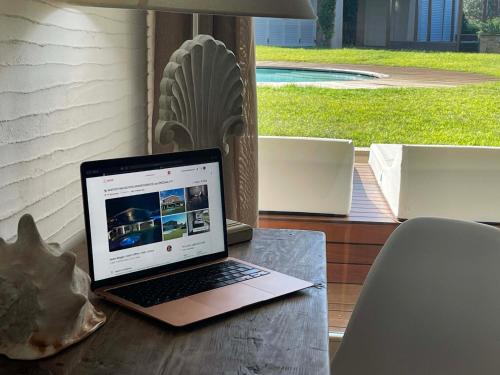 TV a/nebo společenská místnost v ubytování LIKE at HOME n 11 Poolside Paradise Patio