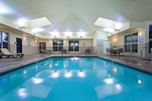 Bazén v ubytování Staybridge Suites Fairfield Napa Valley Area by IHG nebo v jeho okolí