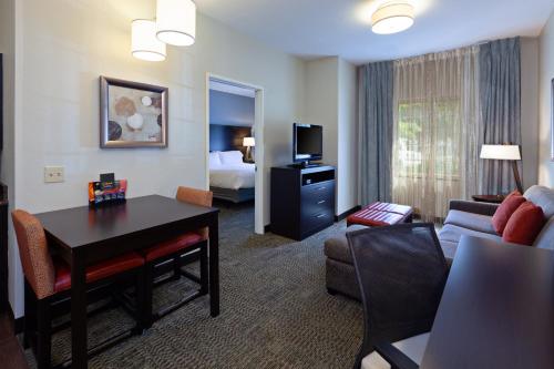 TV a/nebo společenská místnost v ubytování Staybridge Suites Fairfield Napa Valley Area by IHG