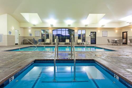Bazén v ubytování Staybridge Suites Fairfield Napa Valley Area by IHG nebo v jeho okolí