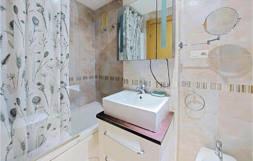 een badkamer met een wastafel en een douche bij Nice Apartment In Oropesa Del Mar With Swimming Pool in Oropesa del Mar