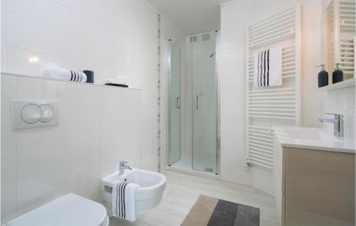 uma casa de banho branca com um lavatório e um WC em Amazing Home In Trviz With House A Panoramic View em Trviž