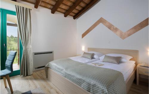 um quarto com uma cama e uma grande janela em Amazing Home In Trviz With House A Panoramic View em Trviž