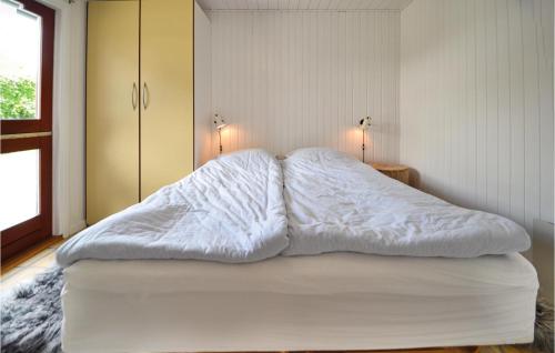 FalenにあるStunning Home In Hemmet With 2 Bedrooms And Wifiのベッドルーム(ランプ2つ付)の大きな白いベッド1台