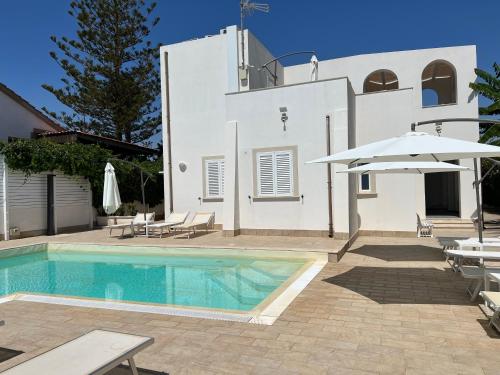 Casa con piscina y sombrilla en Archiammare Sea, en Reitani