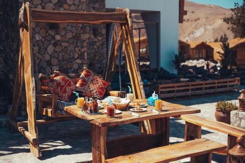 ヌウェイバにあるParadise Sweirの木製テーブル