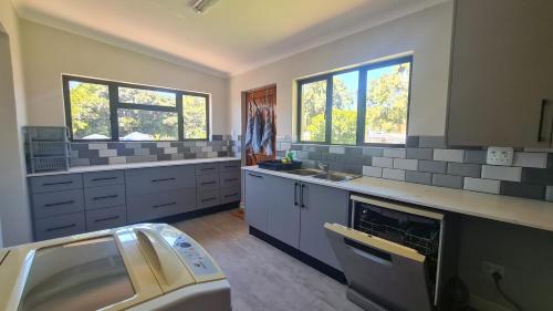 Dapur atau dapur kecil di Rock Away Beach Home