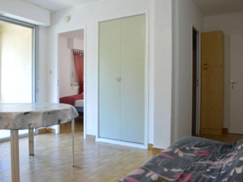 - une chambre avec un lit et une table dans l'établissement Appartement à 200m de la plage, 2 pièces cabine, 6 couchages, loggia, parking, quartier calme - FR-1-229B-138, à Narbonne
