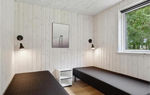 um quarto com 2 camas e uma janela em Aqua 221 em Charlottenthal