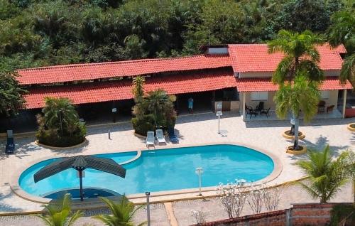 an overhead view of a swimming pool in front of a building at Chalé Aconchego in Barreirinhas