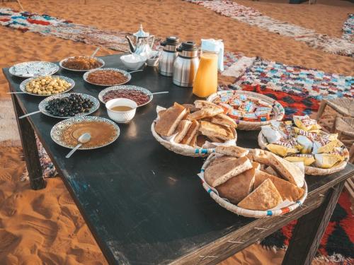 Rhessouaneにあるdoor saharaの種類豊富なテーブル