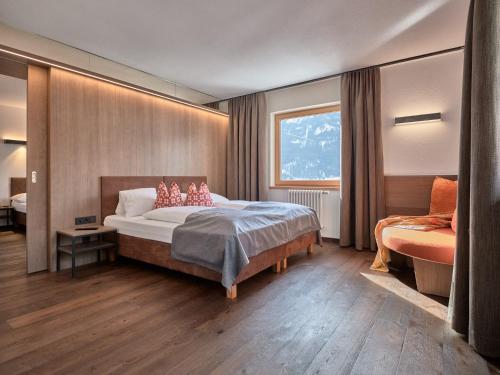 Una cama o camas en una habitación de Panoramahotel Fliesserhof