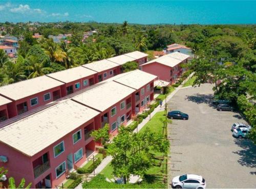 una vista aérea de un edificio con aparcamiento en Village Ecoville das Mangueiras fica a 3km da praia de Guarajuba en Camaçari