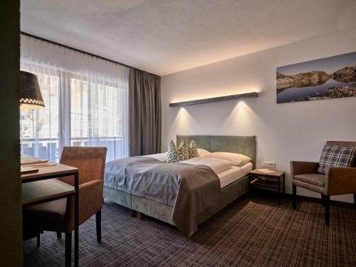 Una cama o camas en una habitación de Panoramahotel Fliesserhof