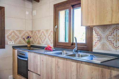 cocina con fregadero y ventana en Ideal Property Mallorca - Rotes en El Port