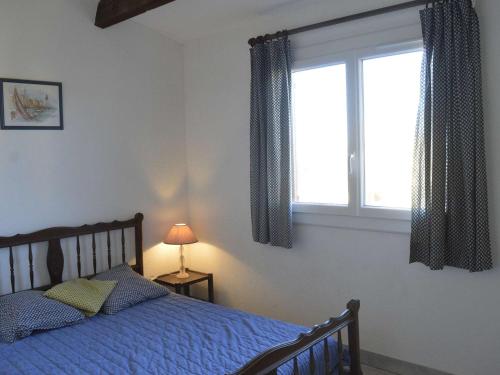 une chambre avec un lit et une fenêtre dans l'établissement Appt 3 pièces à 20m de la plage, Cap d'Agde - FR-1-249-85, au Cap d'Agde