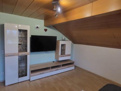 un soggiorno con una TV a schermo piatto su una parete di Schweizer´s Ferienwohnung ad Achberg