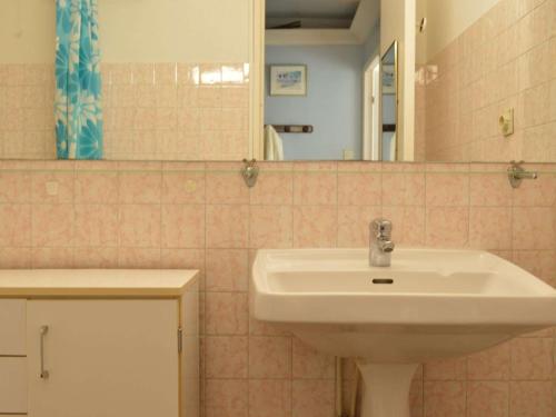 une salle de bain avec un lavabo et un miroir dans l'établissement Appartement 2 pièces, 5 couchages, front de mer - Argeles-sur-Mer, Parking, Animaux admis - FR-1-225-332, à Argelès-sur-Mer