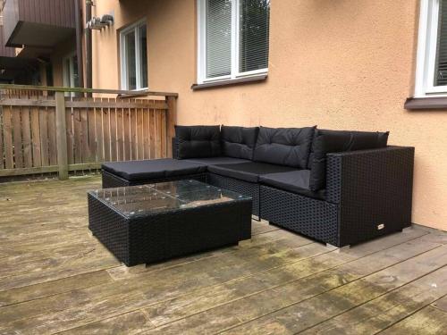 un divano nero seduto sopra un patio di Mysigt lägenhet i Stockholm City a Stoccolma