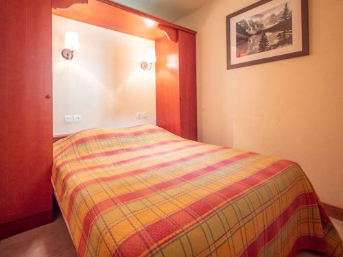 - une petite chambre avec un lit dans l'établissement Appartement Valmorel, 3 pièces, 6 personnes - FR-1-291-727, à Valmorel