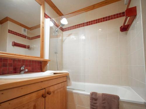 La salle de bains est pourvue d'une baignoire, d'un lavabo et d'une douche. dans l'établissement Appartement Valmorel, 3 pièces, 6 personnes - FR-1-291-727, à Valmorel