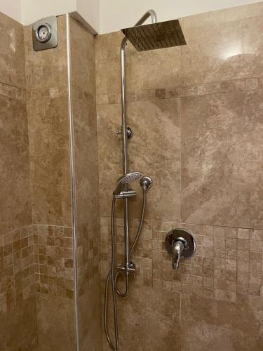 um chuveiro com uma porta de vidro na casa de banho em Residenza Santo Stefano 95 - Santo Stefano apartment em Bolonha