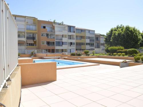 une piscine devant un immeuble dans l'établissement Cap d'Agde: Appt 2 pièces cabine, 6 couchages, proche plage, loggia, parking - FR-1-249-127, au Cap d'Agde