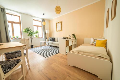 uma sala de estar com um sofá e uma mesa em FullHouse - Leonardo Apt - 3 Bedrooms & Balcony em Chemnitz