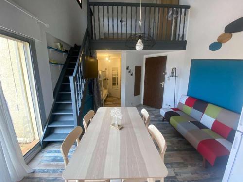 une salle à manger avec une table et un canapé dans l'établissement Studio Cabine Mezzanine Rénové pour 4 Pers. avec Terrasse et Parking Privé - Animaux Admis - FR-1-326-553, à Le Castellas