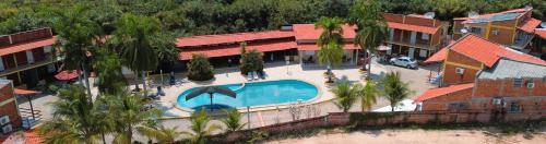 巴雷里尼亞斯的住宿－Chalé Descanso，享有度假村游泳池的顶部景致