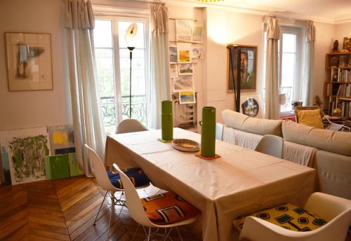 un salon avec une table et des chaises dans l'établissement Artist - Montparnasse, à Paris