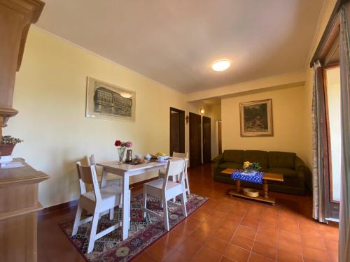 sala de estar con mesa y sofá en Casa Bellavista - Chiara, en Lugano