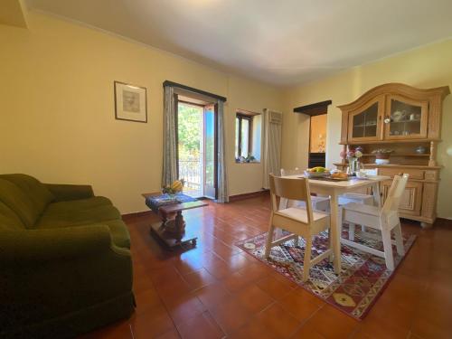 ein Wohnzimmer mit einem Sofa und einem Tisch in der Unterkunft Casa Bellavista - Chiara in Lugano