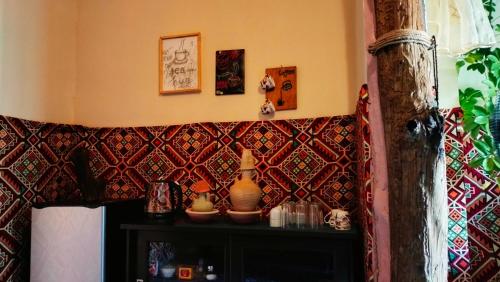 esquina de una habitación con una pared cubierta de azulejos en Grandma's house en Wadi Musa