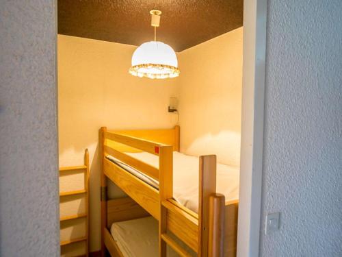 Cette petite chambre comprend des lits superposés et une lampe. dans l'établissement Studio Coin Montagne à Vars Les Claux, 4 Couchages, Proche Pistes et Centre, Parking Privé - FR-1-330B-47, à Vars