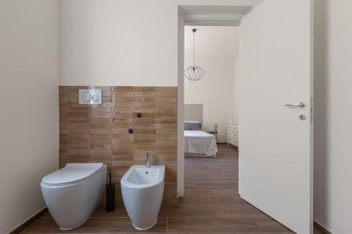 uma casa de banho com um WC e um lavatório em Casa di Rosa by BarbarHouse em Maglie