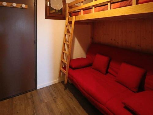 ラ・ロジエールにあるStudio Montvalezan-La Rosière, 1 pièce, 5 personnes - FR-1-398-513の二段ベッド付きの客室内の赤いソファ