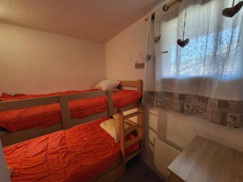 モンジェネヴルにあるAppartement Montgenèvre, 2 pièces, 4 personnes - FR-1-266-70の二段ベッド2台、窓が備わる小さな客室です。
