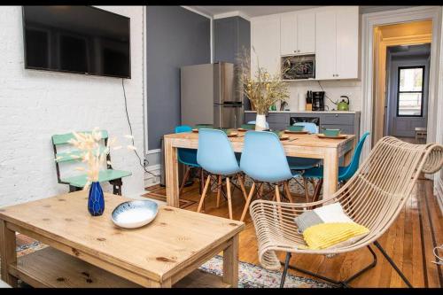 een woonkamer met een tafel en stoelen en een keuken bij 4BR 10 mins walk to Central Park! in New York