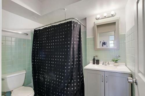 baño con cortina de ducha negra y lavamanos en Chic and Furnished 1BR Apartment - Harlem B14, en Chicago