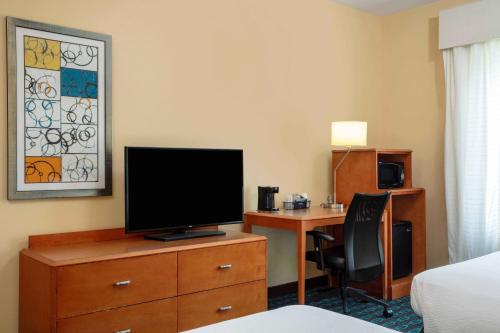 Télévision ou salle de divertissement dans l'établissement Fairfield by Marriott Inn and Suites Augusta Fort Eisenhower Area