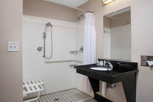 W łazience znajduje się czarna umywalka i prysznic. w obiekcie Fairfield by Marriott Inn and Suites Augusta Fort Eisenhower Area w mieście Augusta